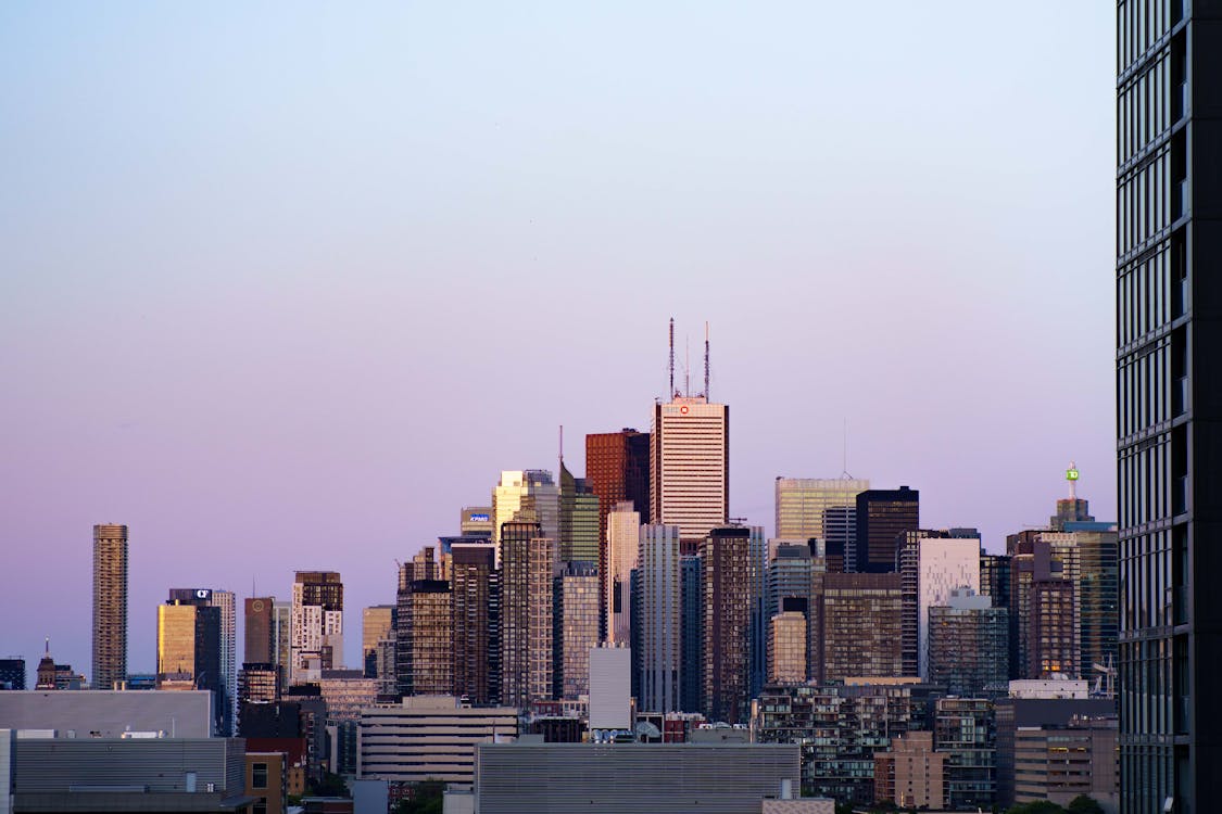 free-photo-of-a-city-skyline-with-buildings-and-buildings-in-the-distance