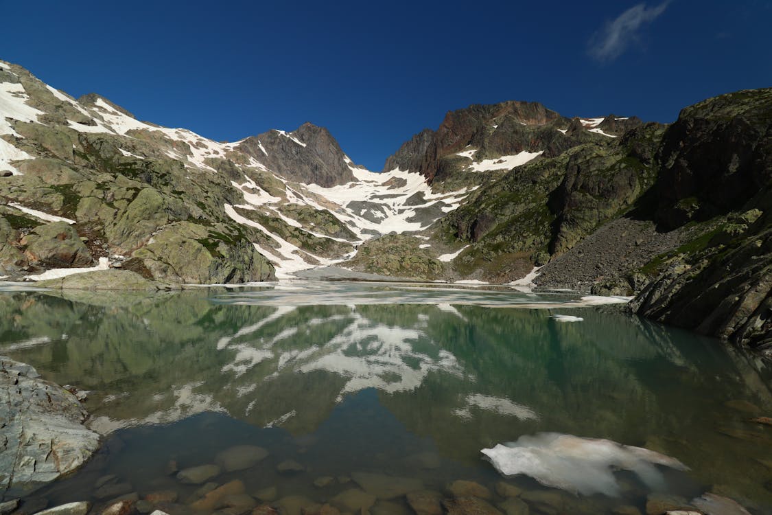 free-photo-of-a-mountain-lake-with-a-mountain-in-the-background